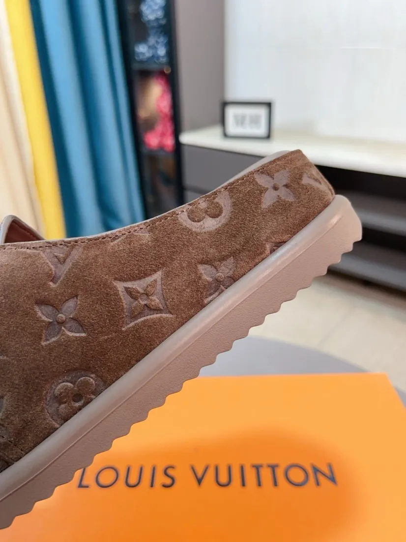 Men's Men's Shoes 💰400🌸🌸🌸🌸LV Easy 2025 new men's casual sandals and slippers, made of suede cow leather, with Monogram pattern to highlight the trendy style. Adjustable straps illuminated with LV letters, while a resilient insole and micro outsole provide lightweight comfort. Made of suede cow leather with embossed Monogram pattern and brand element metal hardware✅Adjustable straps➕Tough insole‼ ️Micro outsole. Comfortable and easy to wear‼ ️ size：38-45